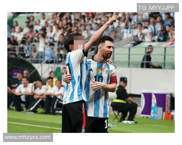 足球巨星意外现身篮球场与球迷互动 画面惊艳引热议 足球巨星意外现身篮球场与球迷互动 画面惊艳引热议